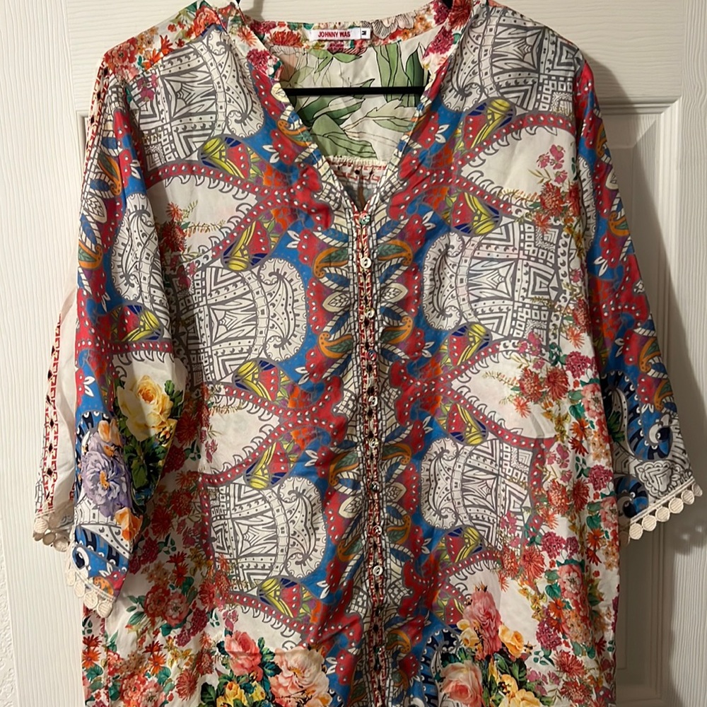 Johnny Was Women’s print blouse 100% SILK size Medium